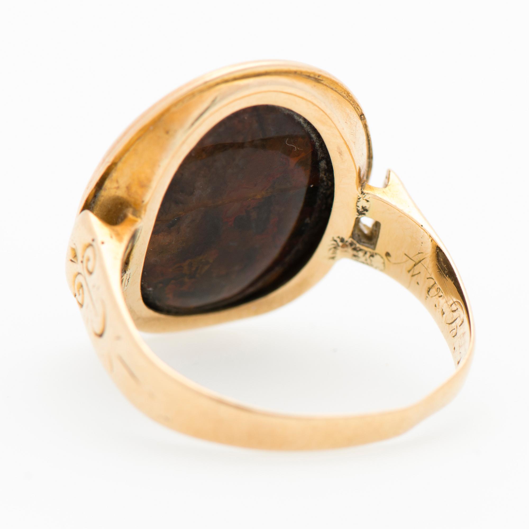 SINETTISORMUS, kaiverrettu luonnonkivi, 18K. Helsinki 1887.