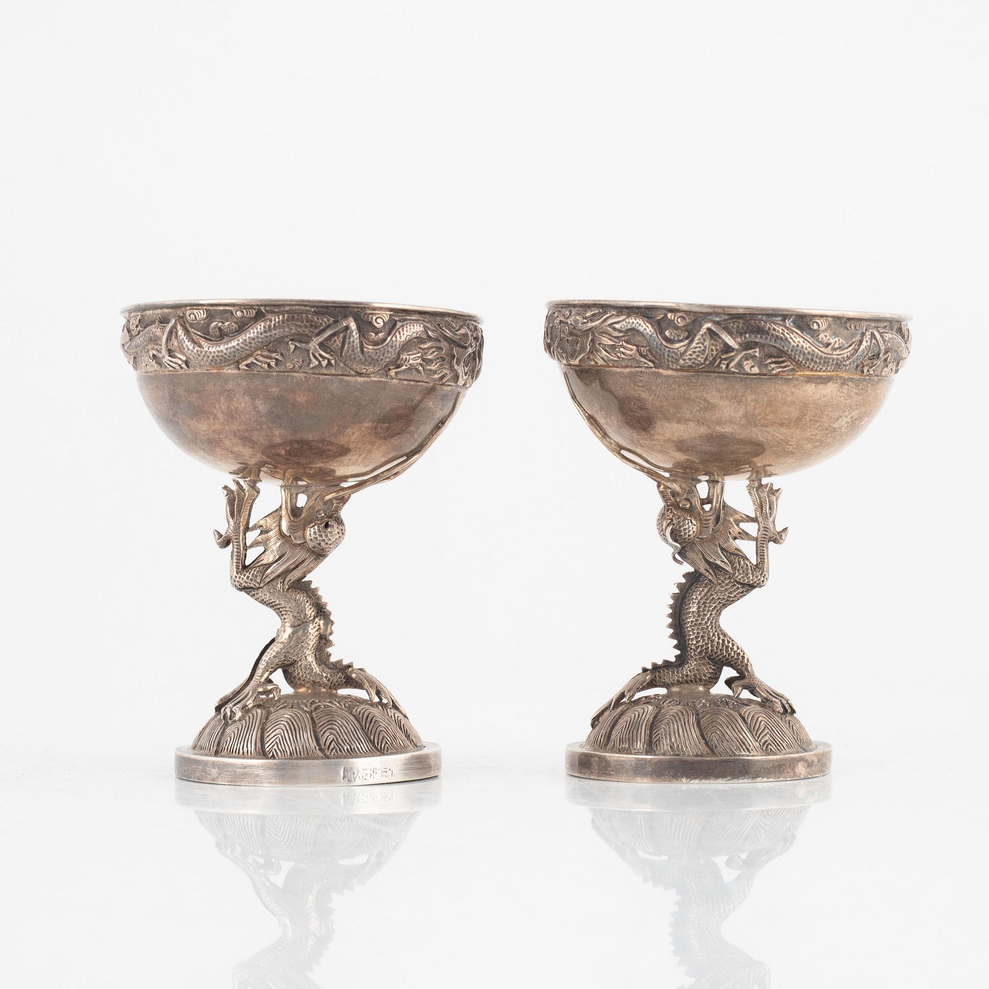 Bägare, två stycken, silver. Japan, 1900-tal. Otydliga mästarstämplar.