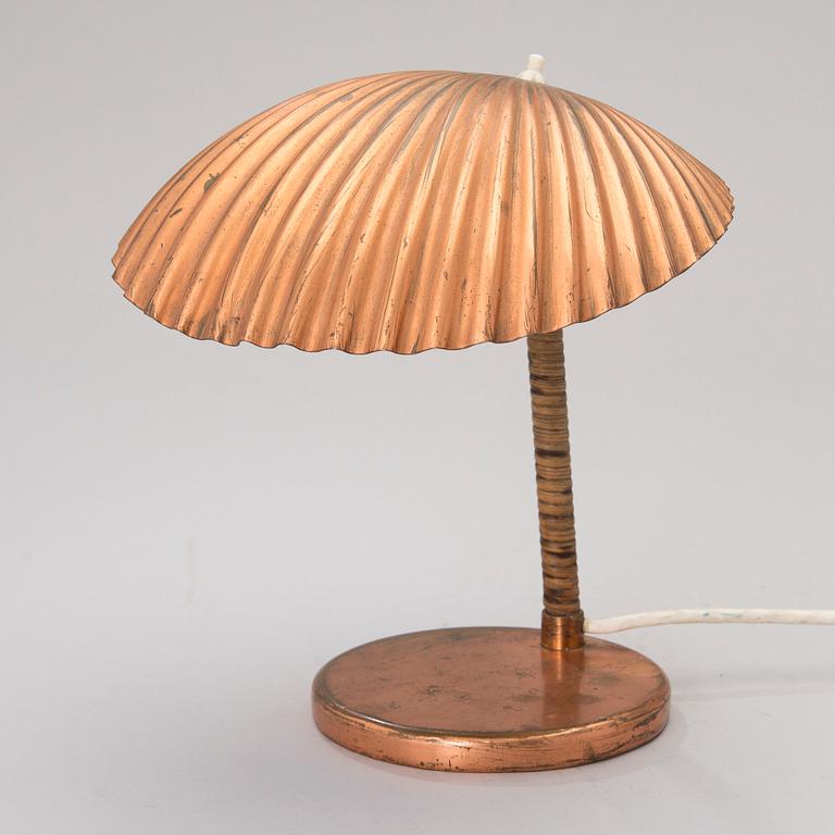 A 5321 desk lamp, "Shell", manufactured by Taito Oy. Designed in 1938/39.