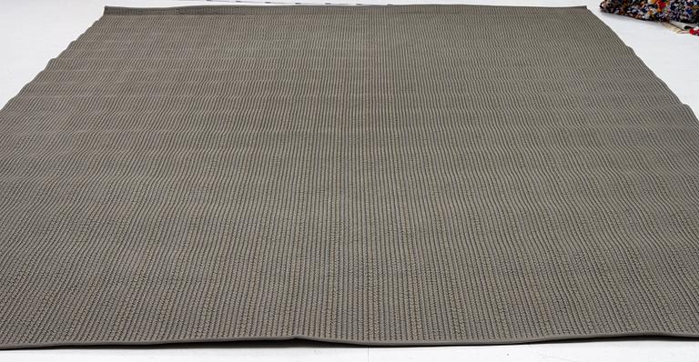 Paola Lenti, matta, etikettmärkt, 390 x 300 cm.