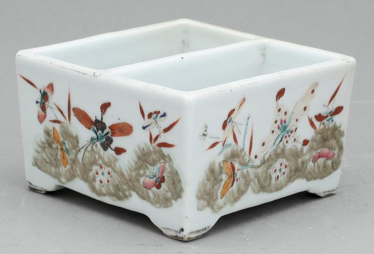STÄLL. Porslin, Kina, 1800-tal.