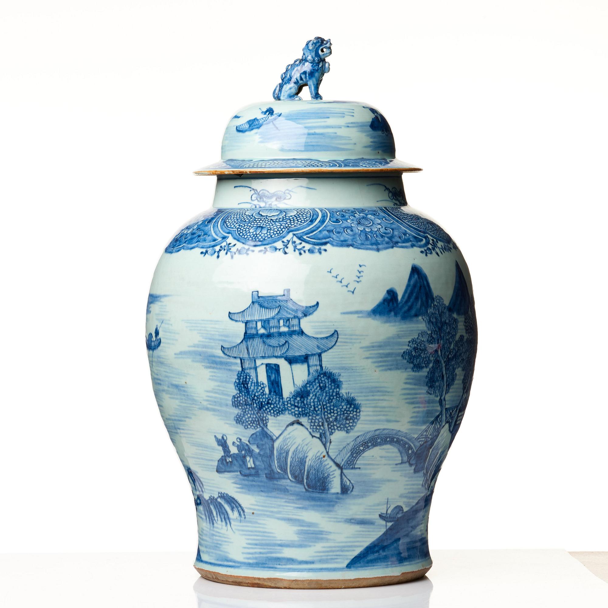 Golvurnor med lock, ett par, porslin. Qingdynastin, Qianlong (1736-95).