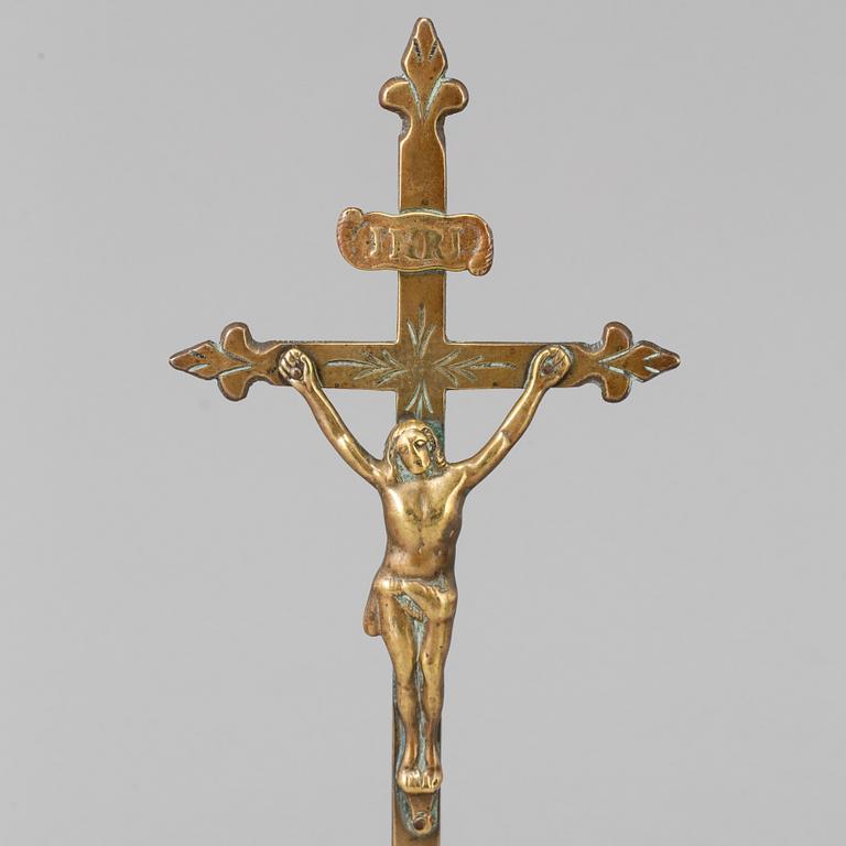 AN 19TH CENTURY BRONZE CRUCIFIX.