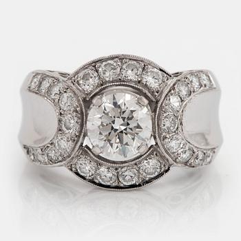 958. An 18K white gold ring set with round brillliant-cut diamonds with a total weight of ca 1.50 cts.