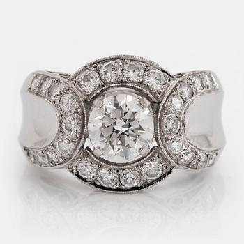 958. An 18K white gold ring set with round brillliant-cut diamonds with a total weight of ca 1.50 cts.