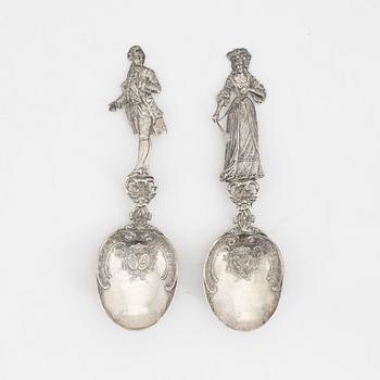 A pair of silver spoons, import mark of Edwin Thompson Bryant, London 1896.