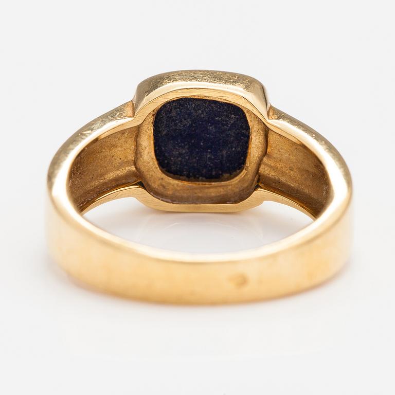 An 18K gold ring with a lapis lazuli. France.