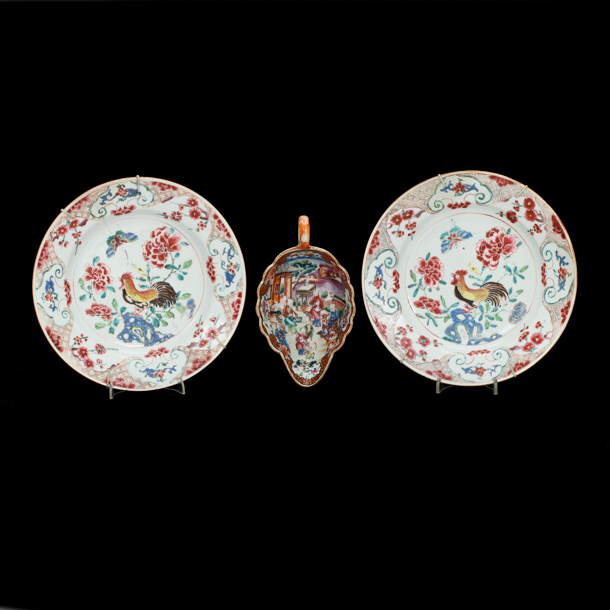 TALLRIKAR, ett par och SÅSSNIPA, porslin, Kina 1700-tal.