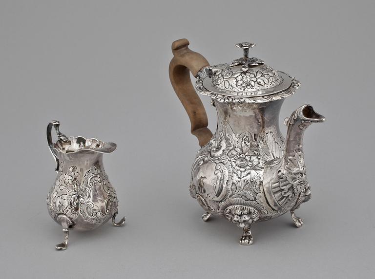 TEKANNA SAMT GRÄDDKANNA, silver, London, England, 1850. Tot ca 606g.