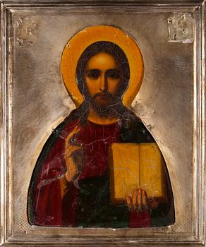 IKON med silverrisa samt emaljerad gloria, olja på pannå, Moskva 1908-1917.