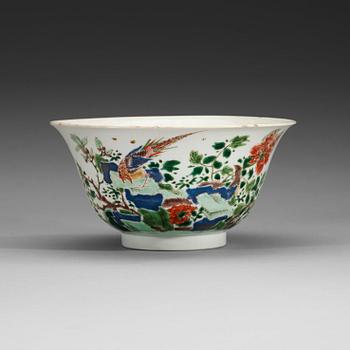 224. A famille verte bowl, Qing dynasty, Kangxi (1662-1722). With Chenghuas six character mark.