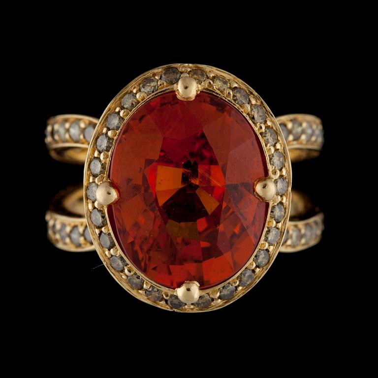 RING, 18K guld, hessonit granat, bruna diamanter. Temple St Claire. Vikt ca 10,4 g.