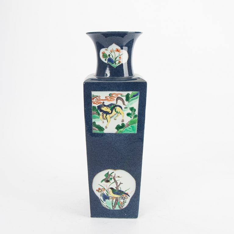 Vase, porcelain. Qing dynasty, Kangxi style, circa 1900.