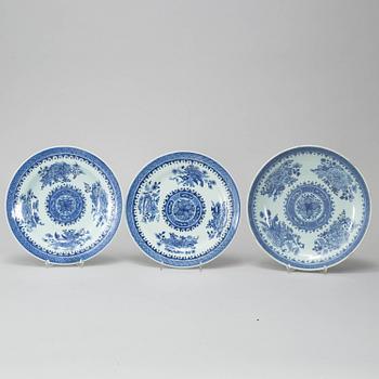 A blue and white "Fitz-Hugh part dinner service, Qing dynasty, Qianlong (1736-95). (23 pieces).