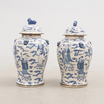 Vases with lids, 1 pair, China, late 20th century, porcelain.