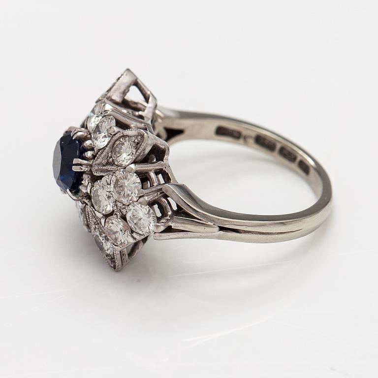 An 18K white gold ring with diamonds ca. 1.90 ct in total and a sapphire ca. 1.10 ct. Timanttikoru, Helsinki 1966.