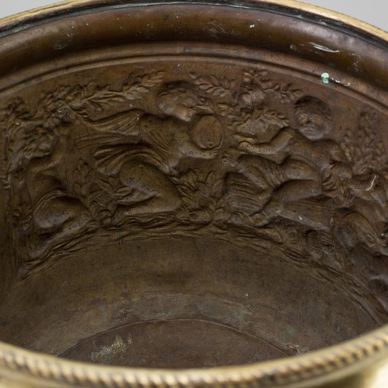 AN 18TH/19TH CENTURY BRASS FLOWER POT.