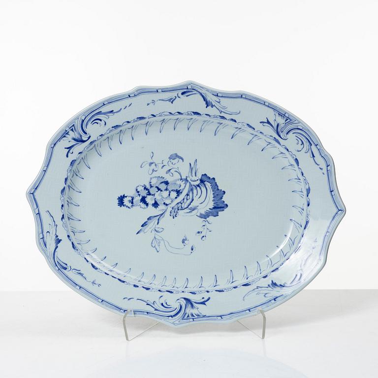 Rörstrand, A porcelain tureen with lid and a platter, after an original from 1758 and 1760, Rörstrand, Sweden, 1970's.