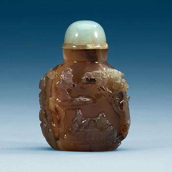 An agate and nephrite snuff bottle with stopper.