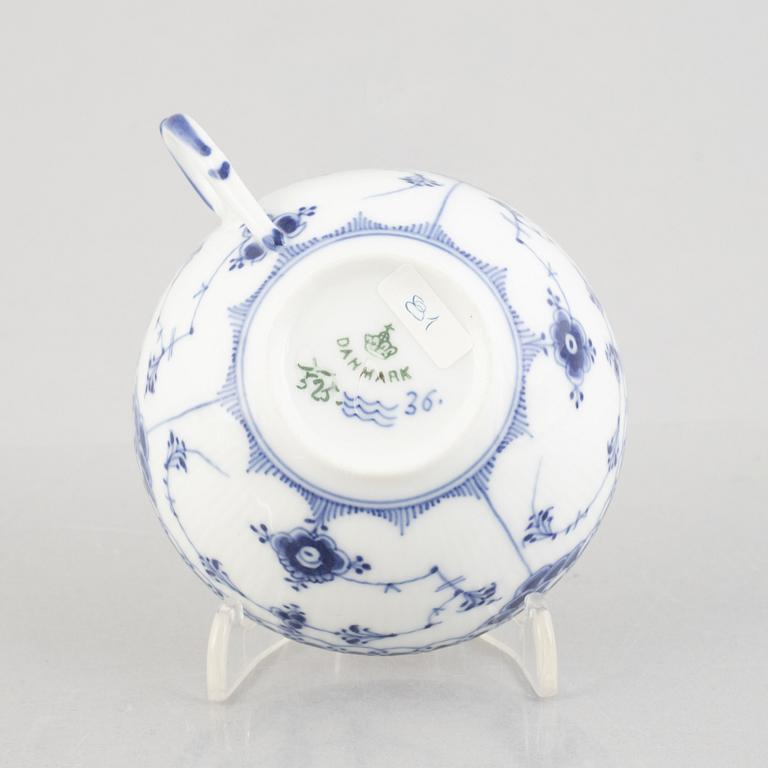 A group of three 'Blue Fluted Half Lace' / 'Musselmalet' tea cups with saucers, Royal Copenhagen, 1893-1900.