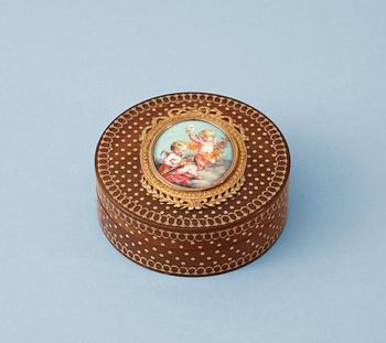 938. A French 18th century tortoiseshell and gold snuff-box, unmarked.