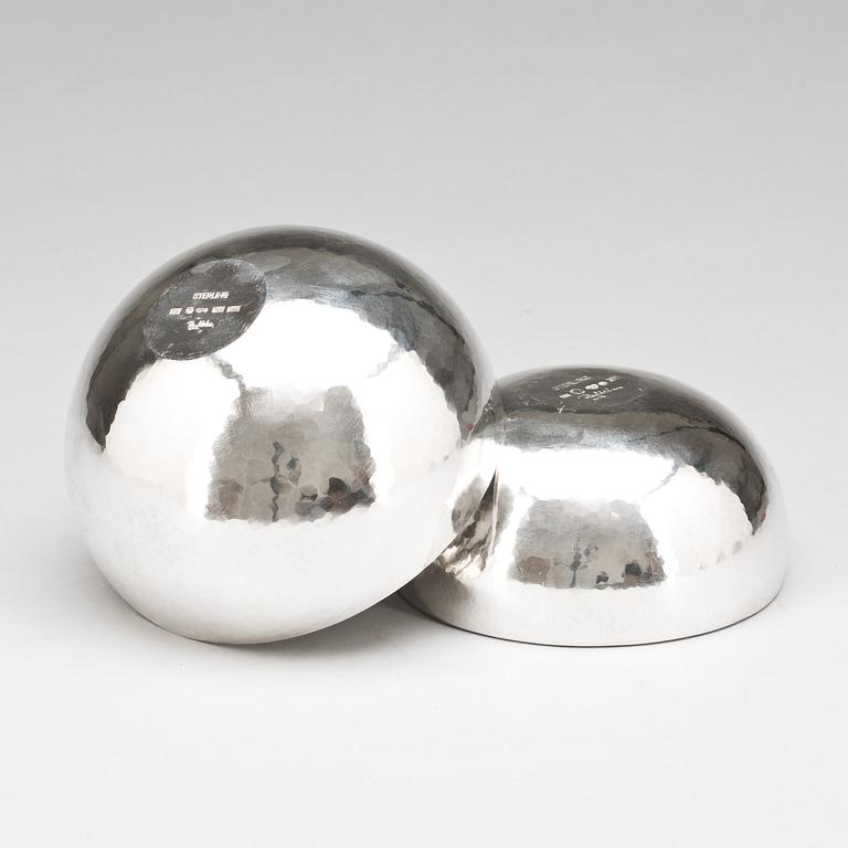 SKÅLAR, 2 st, sterlingsilver, Rey Urban, Stockholm. 1966 resp 1977. Total vikt 670 g.