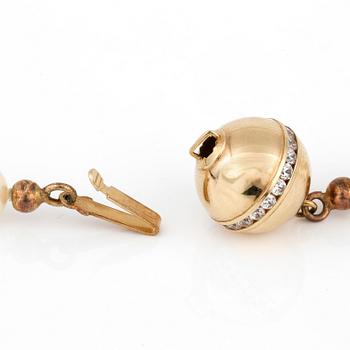 COLLIER, med odlade pärlor och klotformat lås i 18K guld med vita pastestenar.