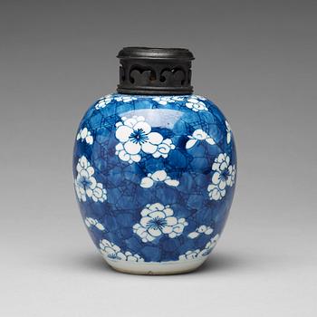 932. A blue and white jar, Qing dynasty, Kangxi (1662-1722).