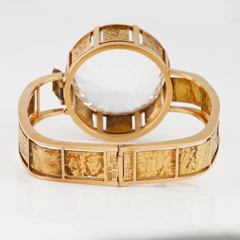 ARMRING, 18K guld med fasettslipad bergkristall, Bengt Rehnvall, Stockholm, 1965. Vikt 62,9 gram.