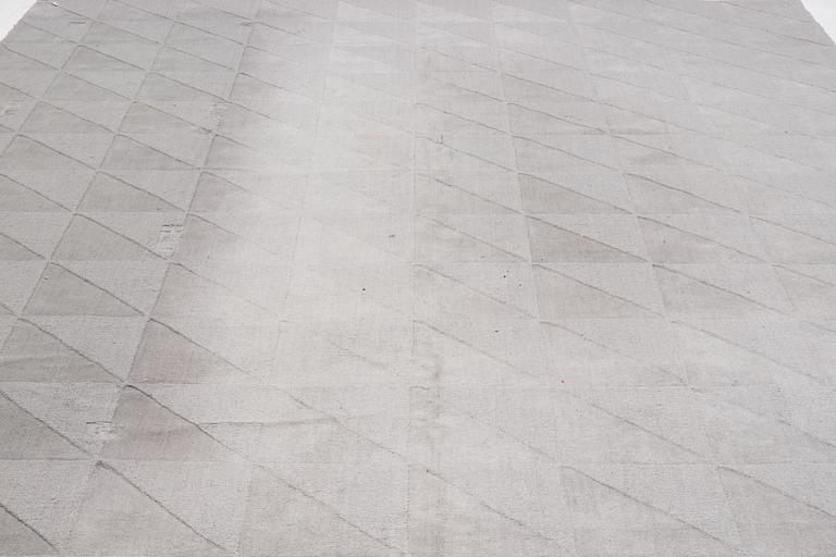 Carpet. Layered, approx. 400 x 300 cm.
