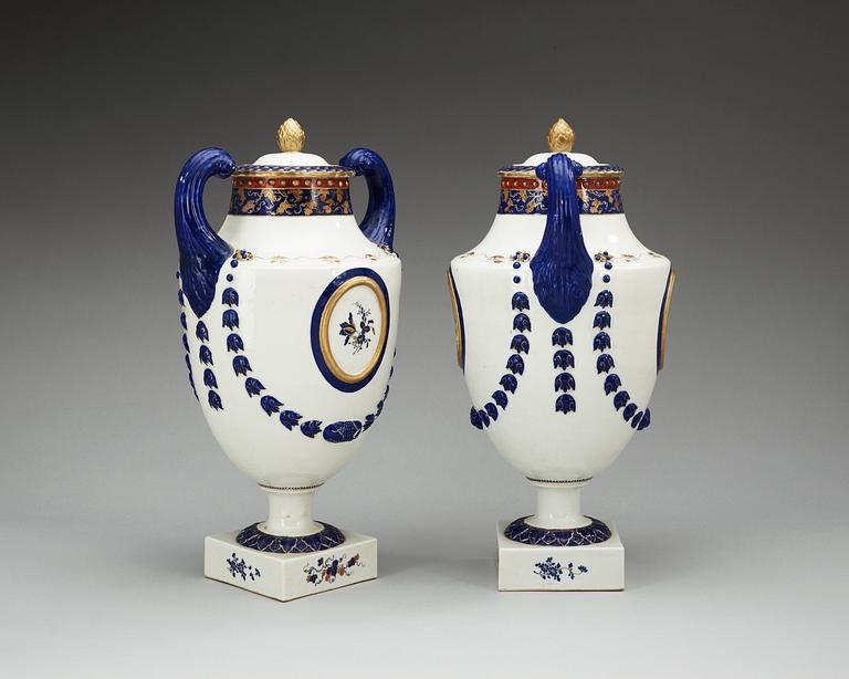 A pair of 'Marieberg - shaped' jars with covers, Qing dynasty, Qianlong (1736-1795).