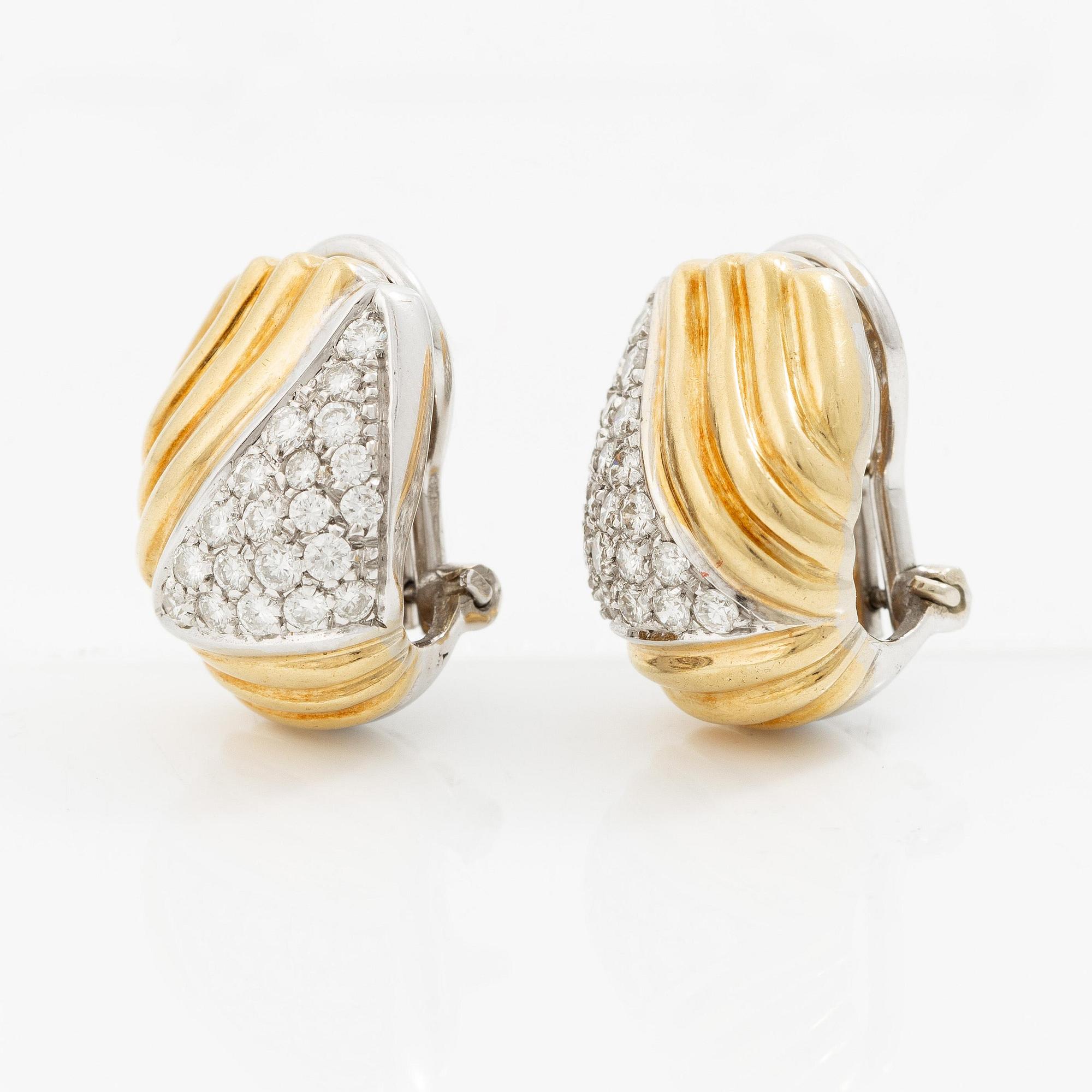 Ett par örhängen 18K guld och vitguld med runda briljantslipade diamanter.