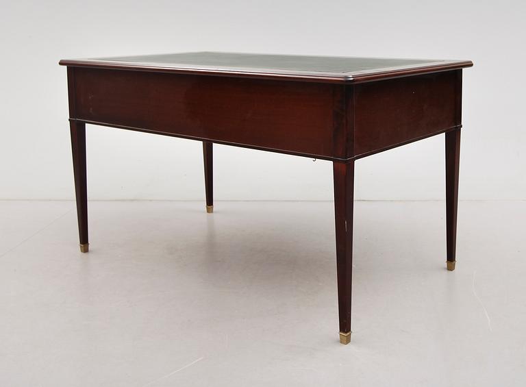 SKRIVBORD, gustaviank stil, 1900-talets andra hälft.