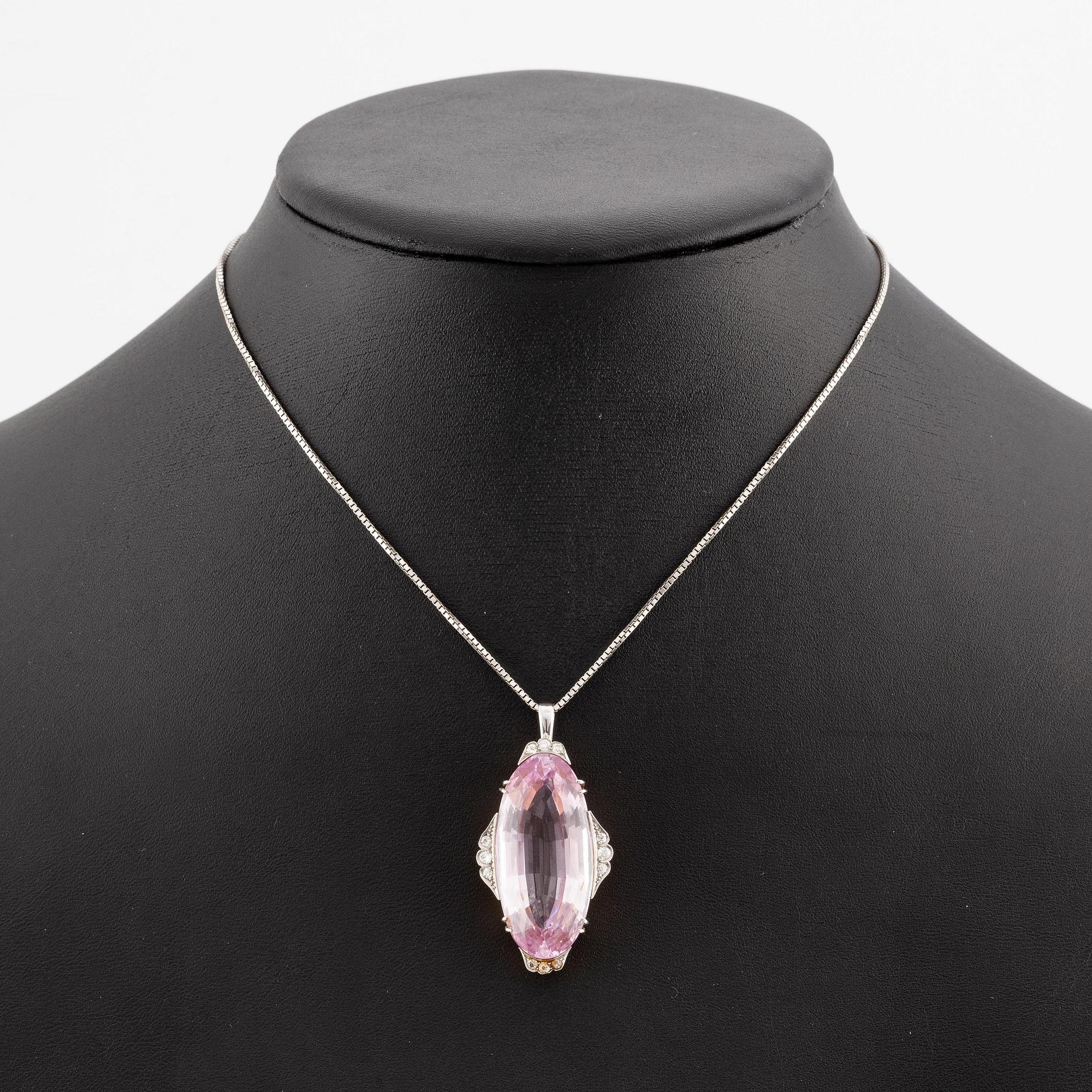 A pendant in 18K gold and platinum with a faceted kunzite.