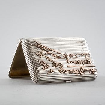 CIGARETTETUI, silver. Henrik Lassas, St Petersburg, 1800-talets slut. Vikt ca 300 gr.