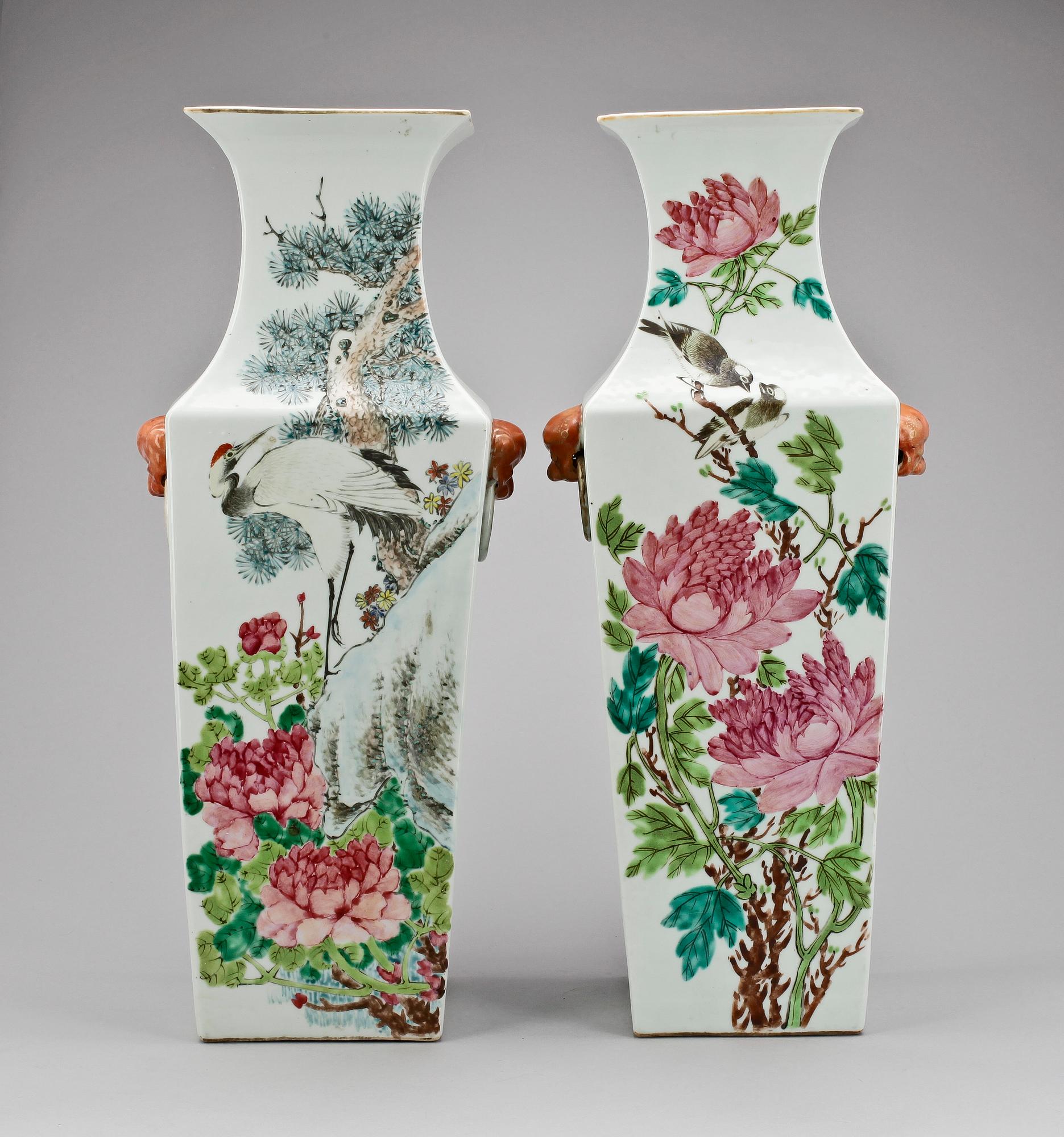 VASER, 2 st, porslin, Kina 1900-talets första hälft.