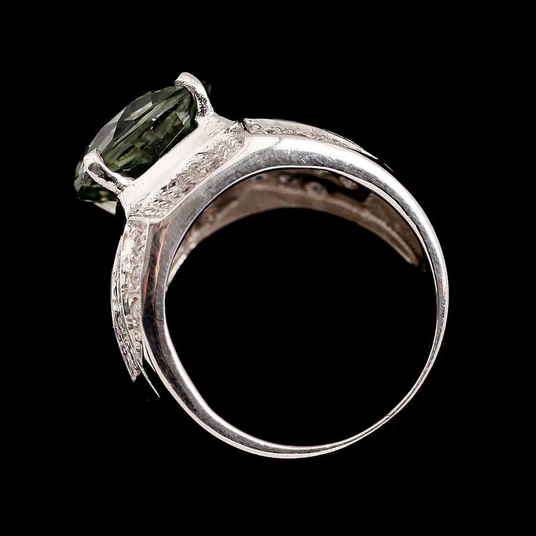 RING, rhodinerat silver, vita safirer samt grön sten.