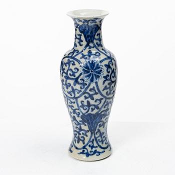 Vas, porslin. Sen Qingdynasti.