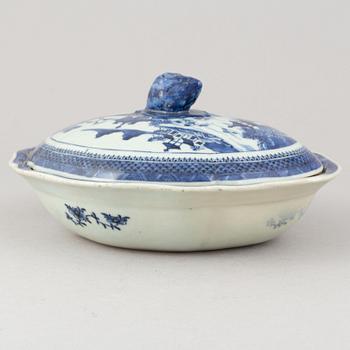 A group of Chinese porcelain, 17th, 19th and 20th century.