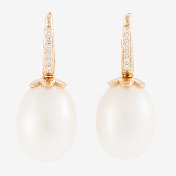 Earrings, 18K gold with cultured freshwater pearls and brilliant-cut diamonds.