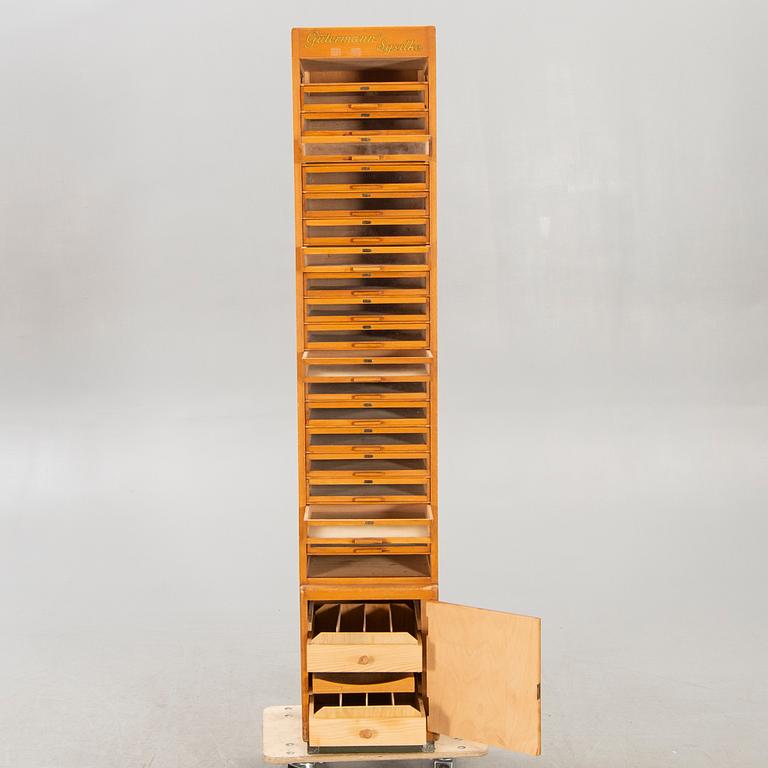 A display cabinet marked  "Gütermanns Sysilke", 1940s.