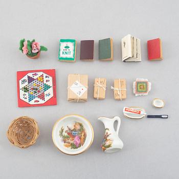 Dockskåpsmöbler, 9 delar samt accessoarer, Berit Bergström, Nolbyn, Värmländskt Hantverk, 1940-/50-tal.