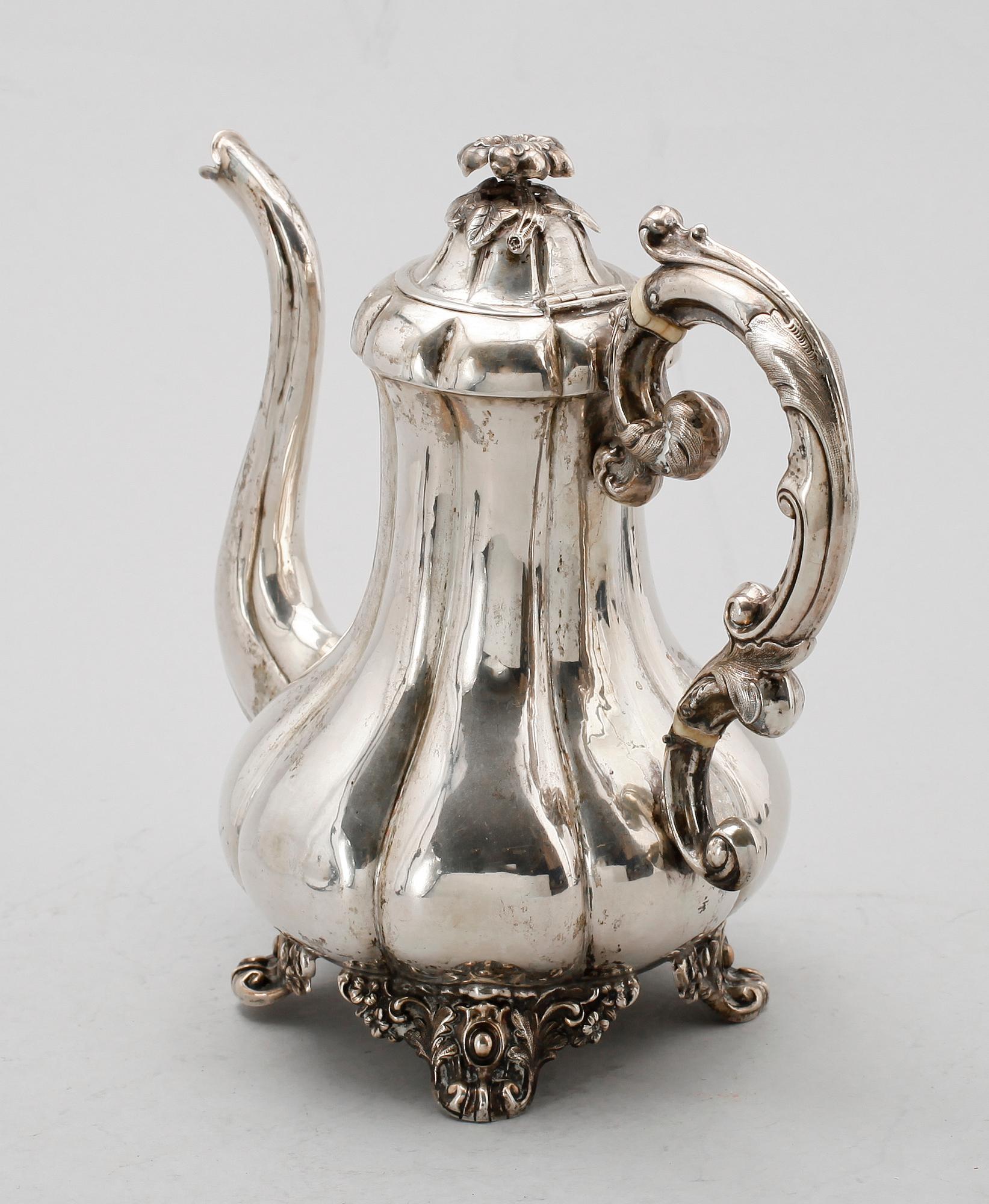 KAFFEKANNA, silver, Johan Pehr Rönbäck, Göteborg 1860. Vikt ca 711 g.