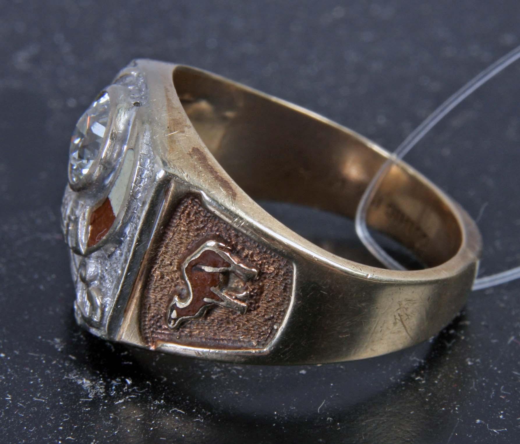 RING, vitt o rött guld 10-14 K, emalj o gammalslipad diamant ca 1,0 carat.