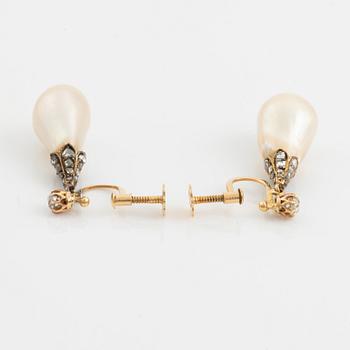 A pair of 18K gold earrings with drop-shaped pearls.