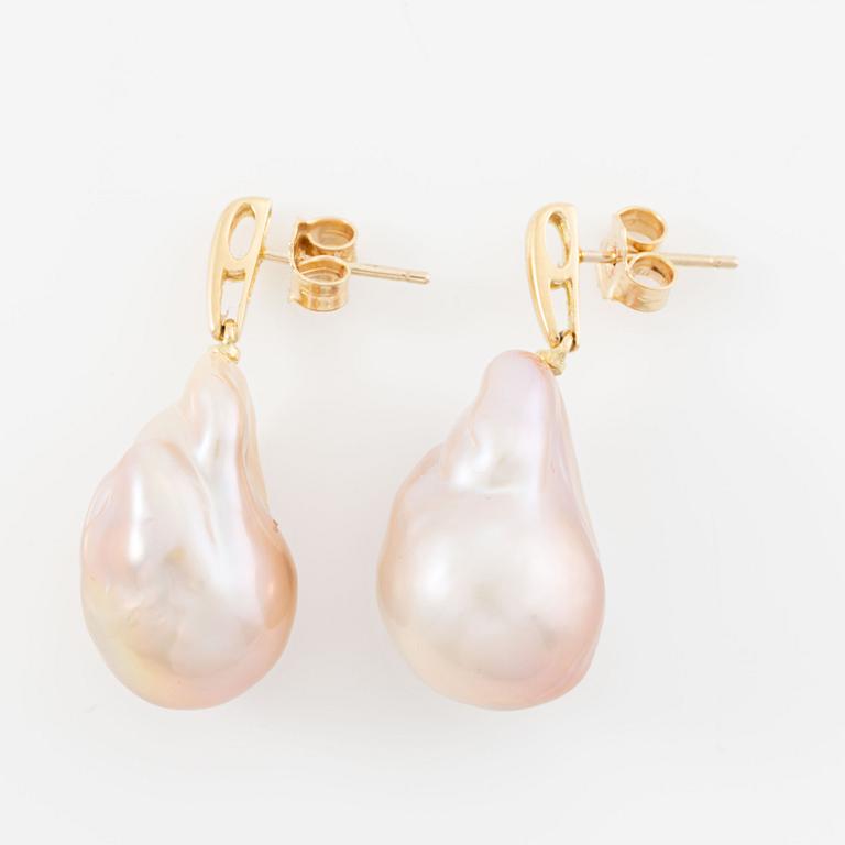 A pair of earrings in 18K gold with cultured freshwater pearls.