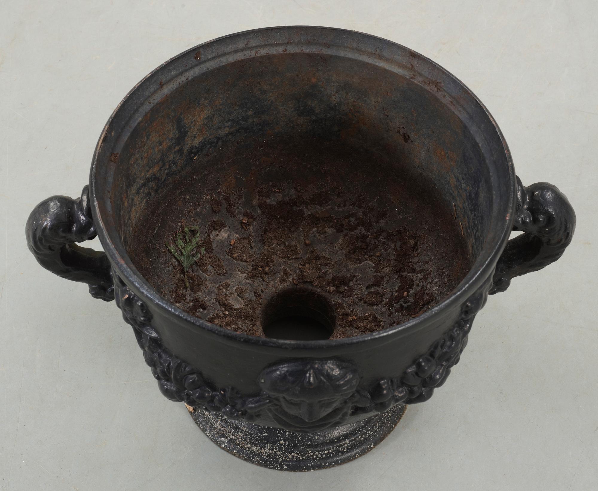 TRÄDGÅRDSURNA, gjutjärn, 1900-tal.