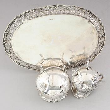 SOCKERSKÅL, GRÄDDKANNA SAMT BRICKA, snarlika, silver, svenska importstämplar, 1900-talets mitt. Vikt ca 318 gram.
