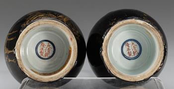 A pair of mirror black vases, Qing dynasty, with six character mark of Qianlong. (2).