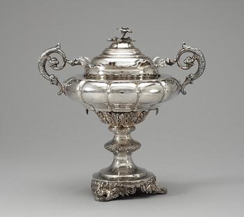 604. SOCKERSKÅL PÅ FOT, silver. Adolf Zethelius, Stockholm 1838.